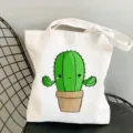 Primo piano dettagliato della borsa di tela con stampa di cactus carino sulla sedia. - Stile Semplice Un Cactus (3)