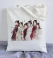 Detailaufnahme der Segeltuch-Tragetasche mit Anime-Figuren-Druck, lässige Umhängetasche. - 35*40cm / Weiß Stil 16