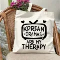 Vista dettagliata della borsa di tela con slogan stampato creativo e tessuto resistente. - Stampa Televisione Retrò / 35*40cm