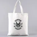 Weiße Segeltuch Tragetasche mit coolem Totenkopf Grafikdruck, lässige Schultertasche für den Alltag. - Custom Garage Schraubenschlüssel Stil (12) / 35*40cm