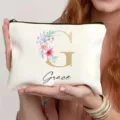 Primer plano detallado del bonito neceser de lona con un diseño personalizado. - Estilo G