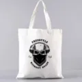 Detailaufnahme der Segeltuch-Tasche mit coolem Totenkopf-Grafikdruck und Freestyle-Schriftzug. - Freestyle Street-Stil (4) / 35*40cm
