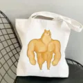 Detailansicht der weißen Canvas-Tragetasche mit lustigem Muskel-Doge-Druck auf Stuhl. - Muskel Shiba Inu Stil (2) / 35*40cm