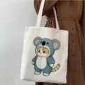 Bolso tote de lona blanca casual con tierno estampado de gato, ideal para escuela y trabajo. - Estilo de Gato con Mameluco de Animal