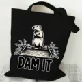 Vista detallada del bolso tote de lona negra con bonito estampado gráfico de castor para la oficina. - Estilo Castor Negro (8) / 35*40cm