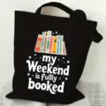 Vista detallada del bolso de lona negro con gráfico de libros y texto impreso estilo casual. - Estilo Libro Negro (6) / 35*40cm