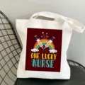 Nahaufnahme der Schwestern-Stofftasche mit gedrucktem Regenbogen- und Spritzen-Design. - Regenbogen Spritze Glücklicher Stil / L