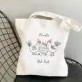 Detailaufnahme einer weißen Canvas-Tragetasche mit niedlichem Tier-Design und Textdruck. - Stil 9 (Friends Not Food) / 35x40cm