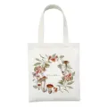 Nahaufnahme des Aquarell Pilz und Blumenkranz Drucks auf der weißen Stofftasche. - Dezember Pilz Kranz Stil / Standardpackung