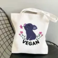 Nahaufnahme einer weißen Leinentasche mit süßem veganem Schweine-Drahtstuhl-Hintergrund. - Stil 4 (Vegan Pig Flower) / 35x40cm