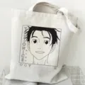 Detailierte Nahaufnahme des klaren Anime-Charakter-Drucks auf der weißen Segeltuchtasche. - Stil 17 / 35*40cm