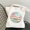 Λεπτομέλεια τσάντας tote από καμβά με αισθητική στάμπα κάκτου ερήμου για καθημερινή χρήση. - Στυλ Έρημος Ηλιοβασίλεμα Κάκτος Στρογγυλή Εικονογράφηση (15)