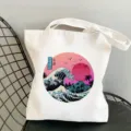 Λεπτομερής όψη λευκής υφασμάτινης τσάντας tote με αισθητικό ιαπωνικό ρετρό κυματικό τύπωμα. - Στυλ Ρετρό Στρογγυλό Κύμα Ηλιοβασίλεμα Τύπωμα (14)