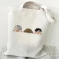 Detailansicht der Canvas-Stofftasche mit niedlichem Anime-Druck. Ideal für den Alltag. - Stil 11 / 35*40cm