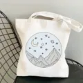 Λευκή υφασμάτινη τσάντα shopper με χαριτωμένο γραφικό print βουνού και αστέρων. - Στυλ Μπλε Στρογγυλό Φεγγάρι Έναστρος Ουρανός Βουνό (10)