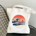 Vue détaillée du sac cabas en toile blanche avec imprimé de vague japonaise. - Style Chien Mignon Vague (1)