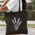 Vue détaillée d'un sac cabas en toile noire avec un élégant imprimé floral de lavande blanche. - Style Lavande / 35*40cm