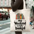 Vista detallada del bolso tote de lona blanca con estampado de libros y texto al hombro. - Estilo Libro Beige (5) / 35*40cm