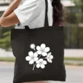 Sac cabas en toile noir minimaliste avec élégant imprimé de fleurs de cerisier blanc. - Style Fleur de Cerisier / 35*40cm