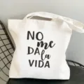 Nahaufnahme der weißen Segeltuch-Tragetasche mit schwarzem spanischen Text, stylisches Design. - L / Stil 21
