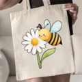 Vista detallada del bonito estampado de abeja y margarita en el práctico bolso de lona. - Estilo Abeja Beige (3) / 35*40cm