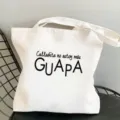 Detailansicht der weißen Canvas-Tasche mit spanischem Statement-Print, lässige Schultertasche. - L / Stil 15