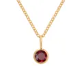 Élégant collier en acier inoxydable doré avec pendentif classique en cristal rouge serti clos. - Janvier Rouge - Or