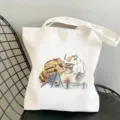 Vista dettagliata della borsa di tela bianca con stampa anime carina su sedia di metallo. - modello 3 / 35*40cm