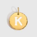 Pendentif charme lettre K en acier inoxydable doré avec finition émail blanc brillant. - Or 14K - K