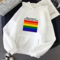 Sweat à capuche unisexe blanc avec drapeau arc-en-ciel et texte imprimé audacieux. - S / Hauts / Blanc