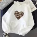 Sweat-shirt à capuche blanc avec imprimé cœur léopard, haut à manches longues très confortable. - S / Hauts / Blanc