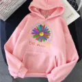 Détail de sweat à capuche rose avec imprimé de marguerite colorée et citation inspirante. - S / Hauts / Rose