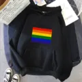 Sweat à capuche noir avec drapeau arc-en-ciel et impression de texte pour un style décontracté. - Noir