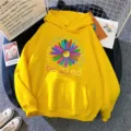Sweat à capuche jaune décontracté avec imprimé marguerite coloré et citation inspirante au quotidien. - S / Hauts / Jaune