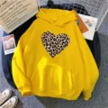 Confortable sweat à capuche jaune avec un magnifique motif de cœur en léopard. - S / Hauts / Jaune