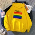 Sweatshirt a capuche jaune vif avec drapeau arc-en-ciel et texte style streetwear. - S / Hauts / Jaune