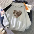 Sweat à capuche gris avec imprimé cœur léopard pour femme et homme, pull décontracté confortable. - Gris