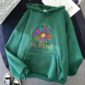 Sweat à capuche vert avec imprimé marguerite colorée et citation inspirante pour style quotidien. - Vert