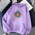 Vue détaillée d'un sweat à capuche violet clair avec un graphique de marguerite colorée. - Violet