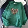 Sweat à capuche vert avec design élégant cœur léopard, confortable et tendance pour tous les jours. - Vert