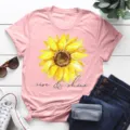 Ροζ γυναικείο κοντομάνικο t-shirt με όμορφο τύπωμα ηλίανθου και casual καθημερινό στυλ. - S / Tops / Ροζ