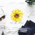 Όμορφο γυναικείο λευκό casual T-shirt με τύπωμα ηλίανθου και κοντό μανίκι για καλοκαίρι - S / Tops / Λευκό