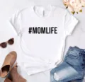 Detailansicht des weißen Mom Life Grafik T-Shirts mit minimalistischem Buchstabenprint. - Weiß