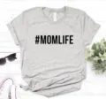 Detaillierte Nahaufnahme des grauen Kurzarm-T-Shirts mit schwarzem Mom-Life-Buchstaben-Print. - S / Oberteile / Grau