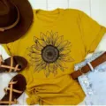 Lässiges gelbes T-Shirt mit schwarzem Sonnenblumen-Grafikdruck und kurzen Ärmeln. - S / Oberteile / Gelb