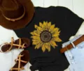 Schwarzes Damen Kurzarm T-Shirt mit Sonnenblumen Print und bequemem Rundhalsausschnitt. - S / Oberteile / Schwarz