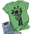Damen lässiges grünes Kurzarm T-Shirt mit niedlichem Giraffe Brille Grafikdruck motiv. - S / Oberteile / Grün