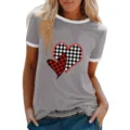 Stijlvol grijs dames t-shirt korte mouw met witte ringerboord en rood geruite hartprint - S / Tops / Grijs