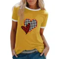 T-shirt à manches courtes pour femme avec imprimé cœur à carreau mignon, haut d'été décontracté. - Jaune
