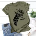 Gedetailleerd overzicht van olijfgroen t-shirt met korte mouwen en stoere giraffeprint. - S / Tops / Legergroen